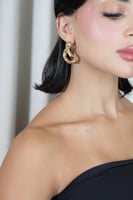 حلق ذهبي بتصميم حرّ ملتف