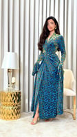 فستان تركوازي بنقوش مخملية ذهبية