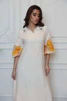 قفطان بطابع ورود على الاكمام