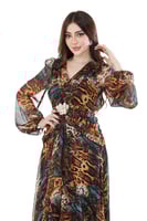 فستان شيفون بطابع نمري بتفاصيل درابيه وبروش