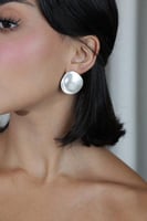 حلق فضي مطفي بتصميم مستدير