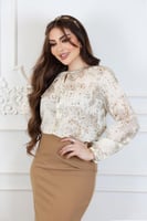 بلوزة بطبعة شرقية بلون بيج ناعم