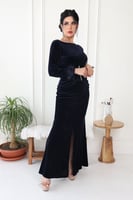 فستان سهرة بأكمام ريش