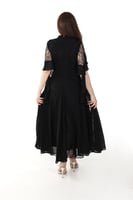 فستان أسود فخم بتفاصيل دانتيل