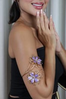 سوار ذهبي مزين بزهرتين أرجوانيتين 3D