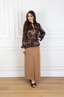 بلوزة بطبعة زهور بألوان ترابية