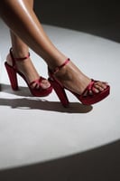 صندل نسائي بكعب عريض عالي ورباط كاحل بلون أحمر سات...