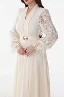فستان بيج شيفون بتداخل دانتيل باكمام طويلة