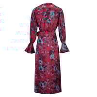 فستان ساتان حريري مشجر بقصة لف – عنابي مع طبعات زه...