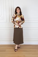 بلوزة بطبعة فنية غنية بالألوان الدافئة