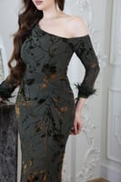 فستان مخملي بطابع مشجر بكتف مكشوف