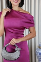 فستان حريري بكتف واحد