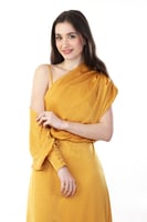 فستان ساتان ذهبي عسلي