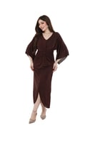 فستان بني بلمعة ناعمة وعقدة على الخصر