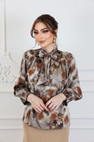 بلوزة بطبعة فنية بألوان ترابية