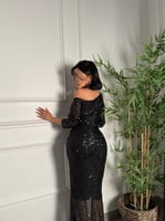 فستان سهرة اسود مزين بترتر