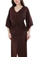 فستان بني بلمعة ناعمة وعقدة على الخصر