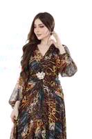 فستان شيفون بطابع نمري بتفاصيل درابيه وبروش