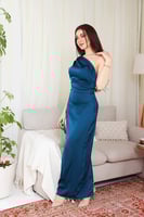 فستان حرير بكتف واحد