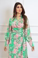 فستان بطابع مشجر بالوان متناغمة