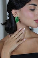 حلق ورقة شجر باللون الأخضر الزمردي