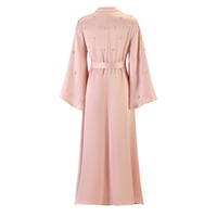 قفطان غريس ساتان وردي مزين باللؤلؤ