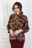 بلوزة بطبعة هندسية بطابع فني