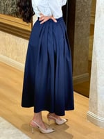 تنورة كحلي واسعة بلمسة كلاسيكية أنيقة