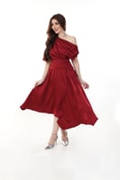 فستان ساتان ميدي بكتف مكشوف