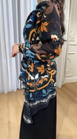بلوزة شيفون أسود ونقوش نباتية ملونة