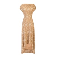 فستان بيج مطرّز بنمط ورود مع لؤلؤ – ياقة درابيه