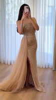 فستان سهرة بلون بيج ذهبي مرصع بشك بالكامل