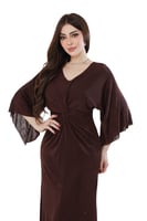 فستان بني بلمعة ناعمة وعقدة على الخصر