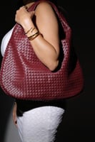 حقيبة كتف كبيرة جلد إنترشياتو برغندي