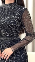 فستان سهرة أسود مطرّز بالكامل بالكريستال والخرز ال...
