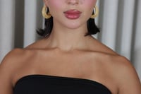 حلق ذهبي فاخر بتصميم شبكي متدلٍ