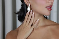 حلق بحواف ذهبية بتصميم قطرة انسيابية