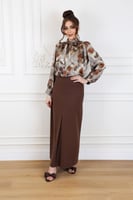 بلوزة بطبعة فنية بألوان ترابية