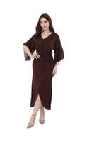 فستان بني بلمعة ناعمة وعقدة على الخصر