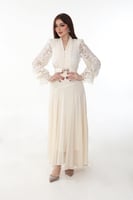 فستان بيج شيفون بتداخل دانتيل باكمام طويلة