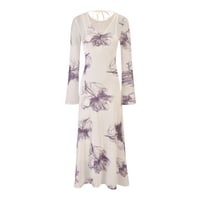 فستان ماكسي مشجر أبيض بطباعة زهور بنفسجية
