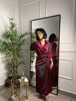 فستان حرير بطابع مشجر