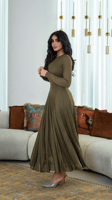 فستان طويل باللون الزيتي بقماش استرتش