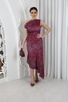 فستان حرير بعقده على الكتف