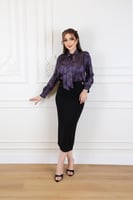 بلوزة بلون بنفسجي بطبعة فنية عصرية