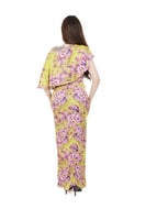 فستان أصفر بطبعة زهور بنفسجية