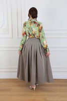 بلوزة بطبعة فنية تجريدية