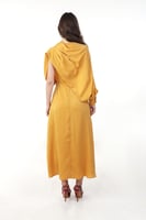 فستان ساتان ذهبي عسلي