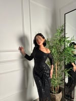 فستان سهرة اسود مزين بترتر