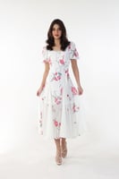 فستان أبيض مشجر ورود بكم منفوش ورباط جانبي